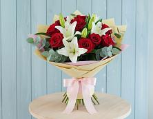 Букет цветов из:  Лилии и Розы в Кильдинстрое