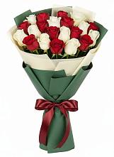 Букет Микс из красных и белых роз в Кильдинстрое