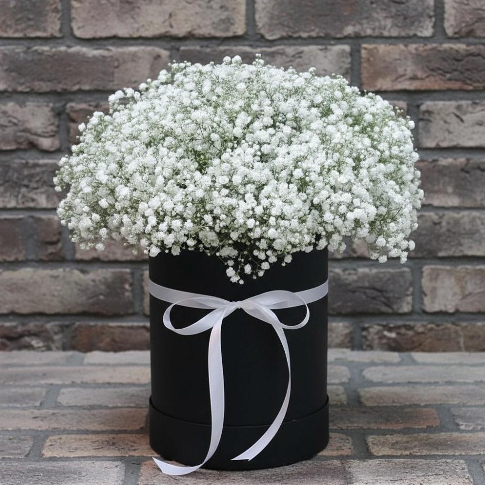 Цветочная композиция из Гипсофила в шляпной коробке в Кильдинстрое