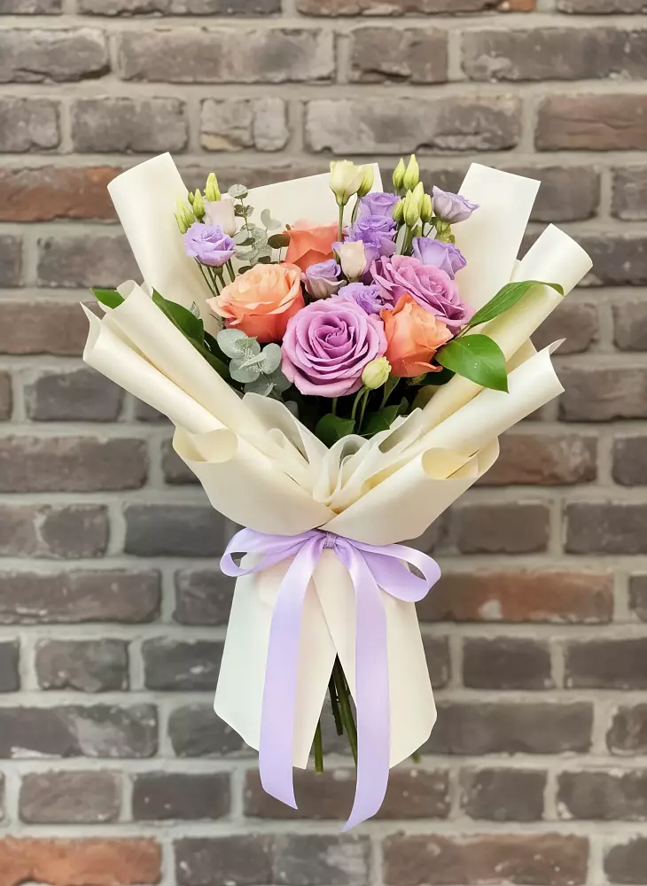 Букет цветов из: Лизиантусы и Розы в Кильдинстрое