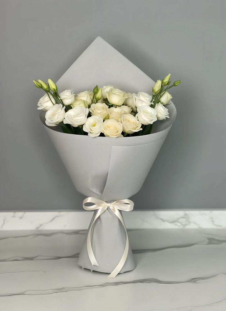 Букет цветов из: Розы и Лизиантусы в Кильдинстрое