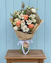 Букет цветов из:  Альстромерии, Лизиантусы, Розы и Хризантемы в Кильдинстрое