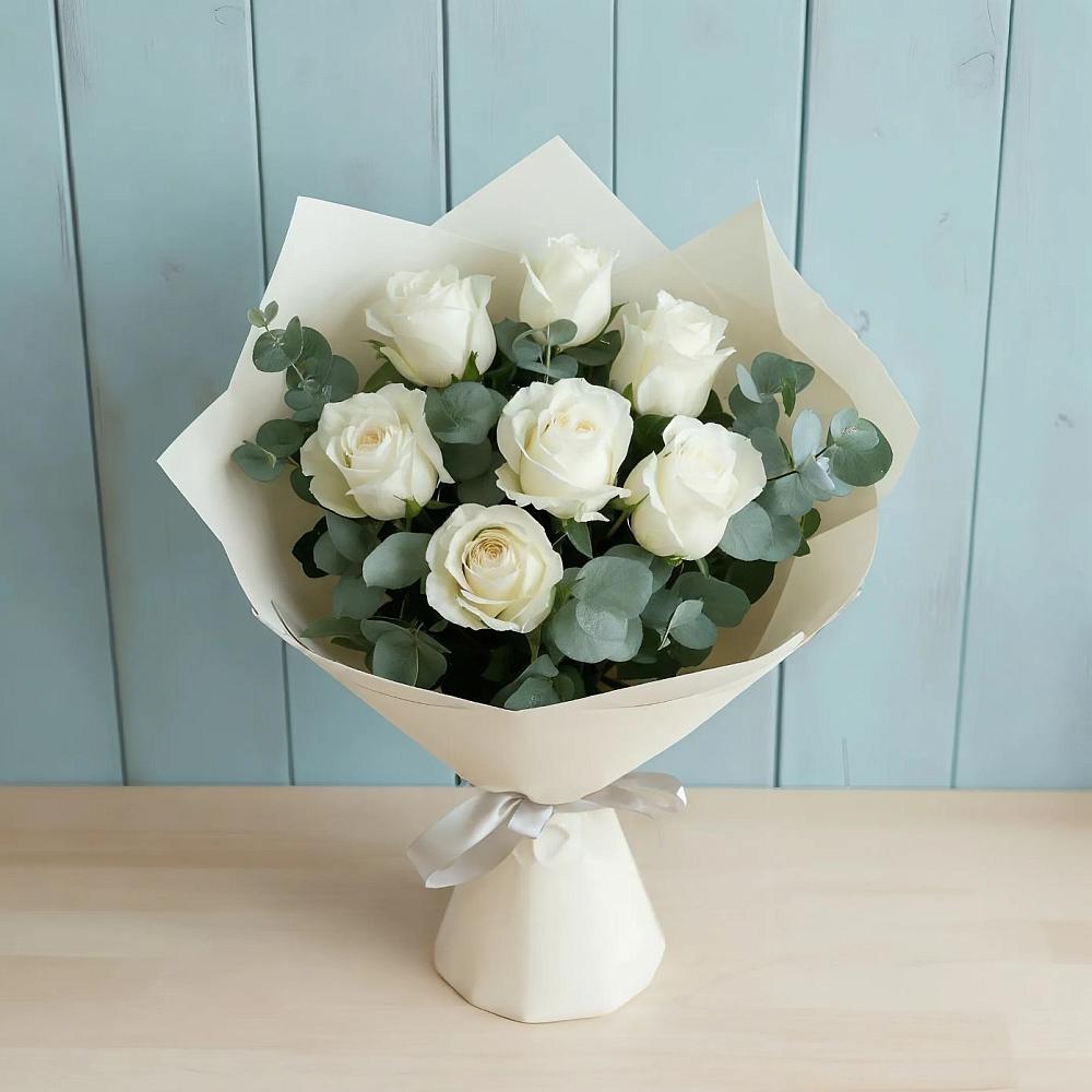Букет Белые розы в Эвкалипте в Кильдинстрое