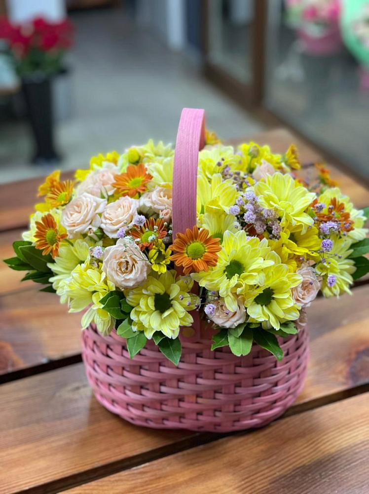 Цветочная композиция из Хризантемы и Розы в корзине в Кильдинстрое