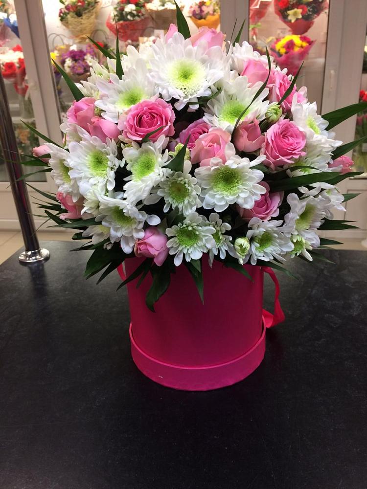 Цветочная композиция из Розы и Хризантемы в шляпной коробке в Кильдинстрое