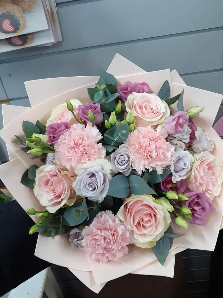 Букет цветов из: Розы, Гвоздики и Лизиантусы в Кильдинстрое