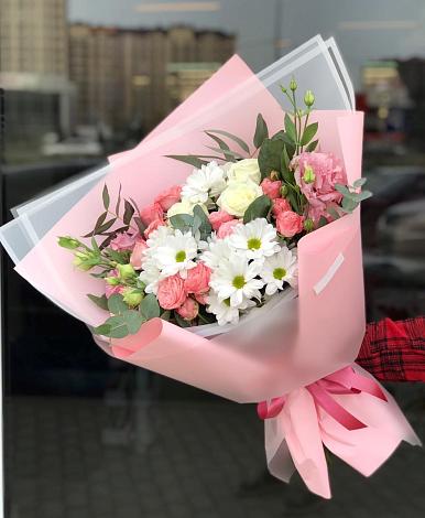 Букет цветов из: Розы, Лизиантусы и Хризантемы в Кильдинстрое