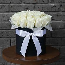 Цветочная композиция из Розы в шляпной коробке в Кильдинстрое